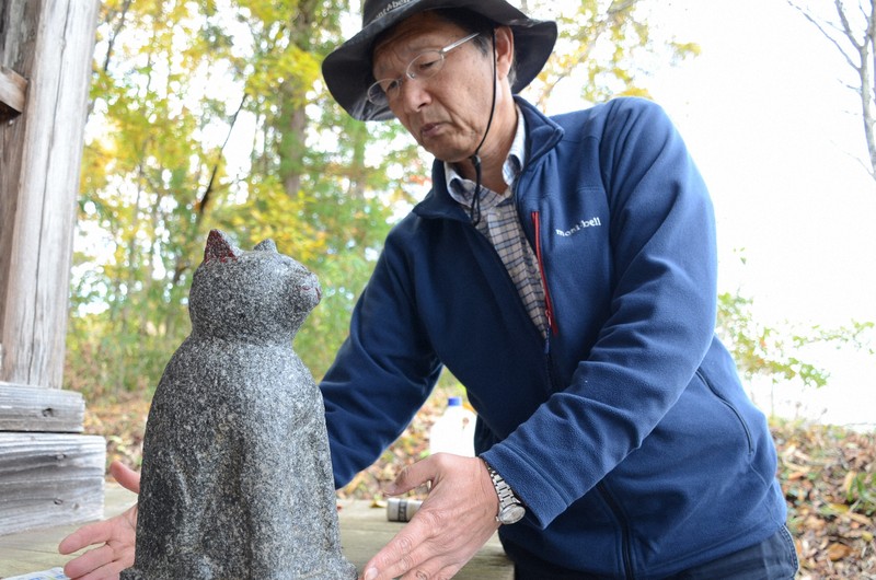 ニャンでそこに猫像が？ 全国各地で約300体 神社や民家の軒先にも