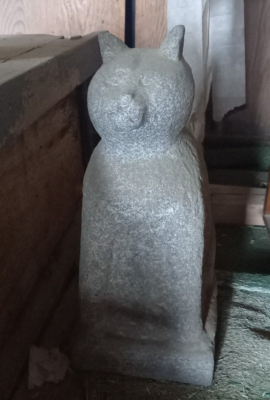 千万両猫 石像 青森県つがる市・高山稲荷神社の猫石像を再撮影した。立ち姿の石像は