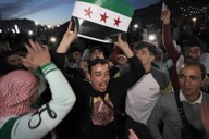 ウマイヤド広場に集まり、反体制派の旗を掲げてアサド政権崩壊を喜ぶ人たち＝シリア・ダマスカスで2024年12月12日、和田大典撮影