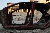 空爆で破壊されたヤルムーク地区の建物や車＝シリア・ダマスカス南部で2024年12月14日、和田大典撮影