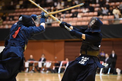激しい攻防が繰り広げられた第18回全日本学生剣道オープン大会の男子三段以上の部決勝＝仙台市太白区のカメイアリーナ仙台で2024年12月15日、高橋将平撮影