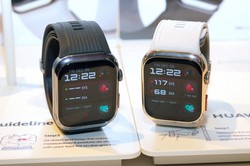 血圧の自動測定に対応したファーウェイの「HUAWEI WATCH D2」＝記事中の写真はすべて筆者撮影