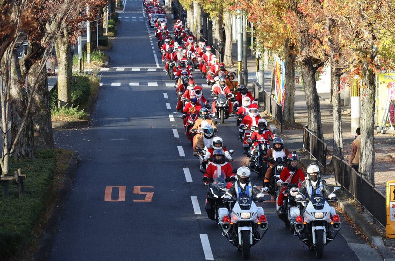 さんた バイクの楽しさプレゼント サンタ100人が模範運転ツーリング