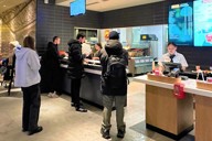 マクドナルド撤退後、ロシア資本で開業したファストフード店「フクースナ・イ・トーチカ」の店内＝モスクワで2024年12月12日午後10時16分、山衛守剛撮影