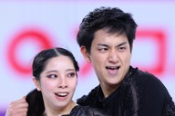 GPファイナルのペアSPで演技する三浦璃来選手、木原龍一選手組＝フランス・グルノーブルで2024年12月5日、猪飼健史撮影