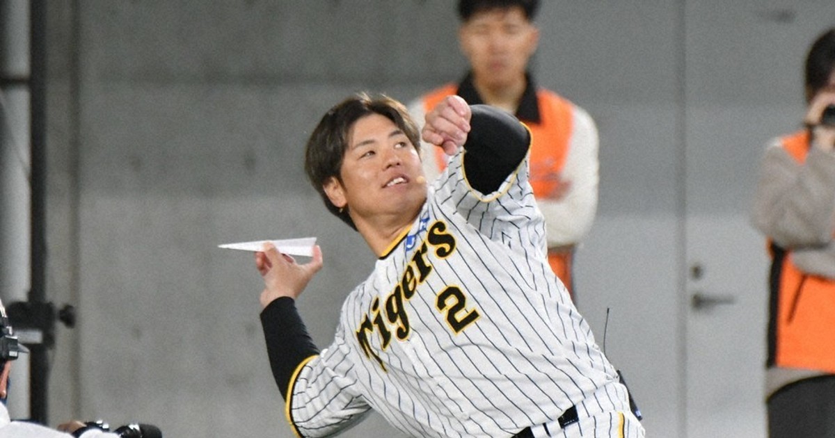 強肩からの紙飛行機 阪神・梅野選手が飛距離日本記録更新 ギネスは届か