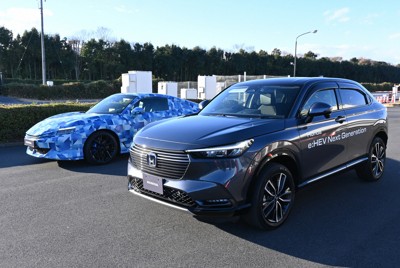 ホンダの次世代HVの試作車。左はクーペタイプ「プレリュード」、右はスポーツタイプ多目的車（SUV）「ヴェゼル」をモデルにした＝栃木県芳賀町のホンダ「栃木プルービンググラウンド」で2024年12月15日午後3時、秋丸生帆撮影