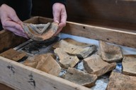 空襲で焼けたとみられる瓦の中には、寺の紋が入った瓦の一部もある＝宮崎県都城市で2024年12月11日、下薗和仁撮影