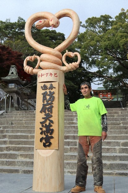 2024歳末点描：白蛇の彫像、お目見え チェーンソーで「干支の御柱