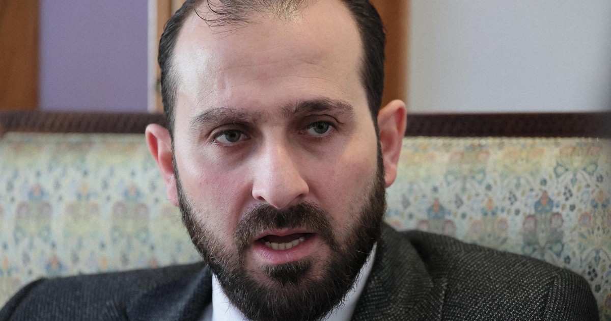 インタビューに応じるシリア暫定政権のムハンマド・オマル情報相＝シリア・ダマスカスで2024年12月17日、和田大典撮影