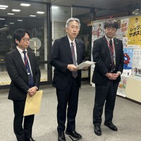 医師偏在対策に保険料を充当することへの反対意見を厚生労働省に提出した後、取材に応じる健康保険組合連合会の松本真人理事（中央）ら＝東京都千代田区で2024年11月29日午後4時45分、松本光樹撮影