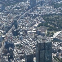 多数の高層ビルに囲まれている東京・六本木の米軍ヘリポート（中央）＝2023年7月12日、本社ヘリより取材班が撮影した動画から