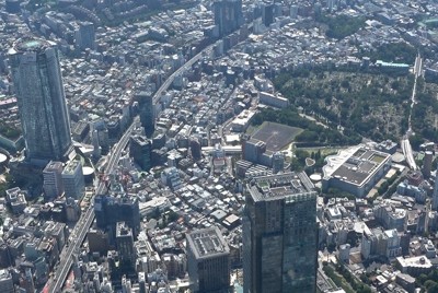 多数の高層ビルに囲まれている東京・六本木の米軍ヘリポート（中央）＝2023年7月12日、本社ヘリより取材班が撮影した動画から
