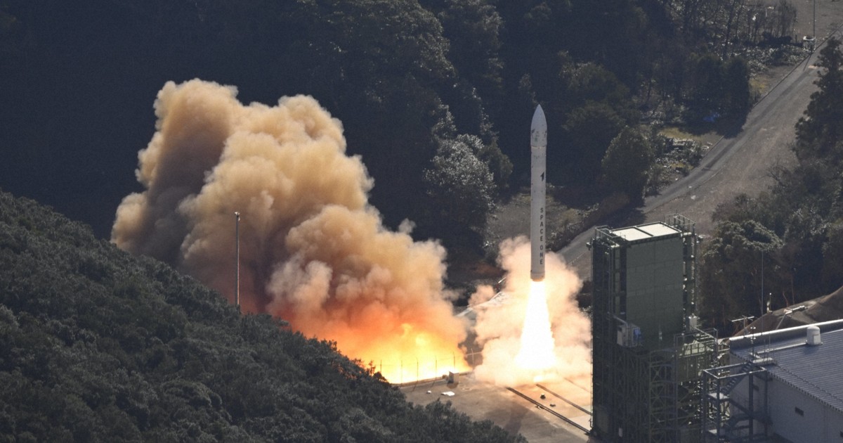 発射場から打ち上げられた小型ロケット「カイロス」2号機＝和歌山県串本町で2024年12月18日午前11時、本社ヘリから