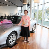 25年間ありがとう。セブン」 80歳女性「RX-7」をマツダに譲渡 [写真