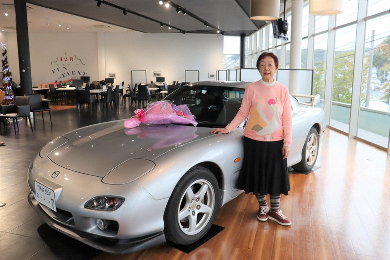 25年間ありがとう。セブン」 80歳女性「RX-7」をマツダに譲渡 [写真