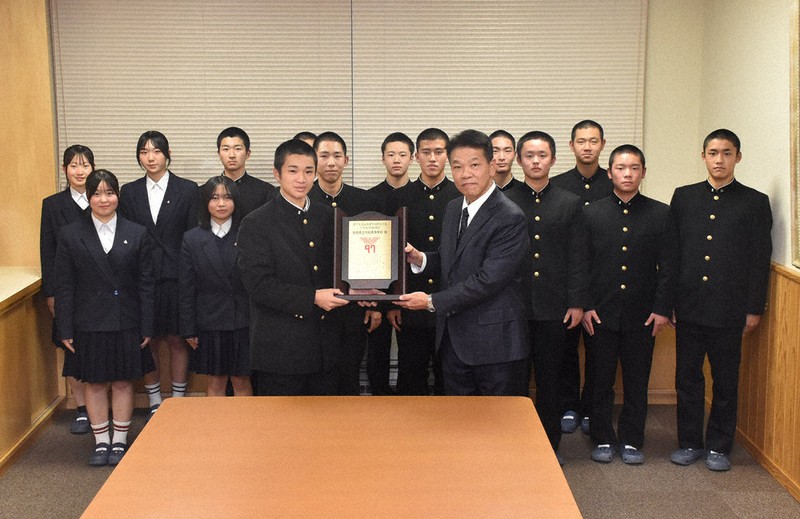 センバツ21世紀枠 大田に表彰盾 中国地区候補校 ／島根 | 毎日新聞