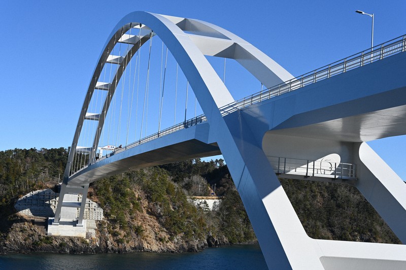 宮城・女川の離島に橋が開通 震災で住民激減、本土つなぐ希望に | 毎日新聞