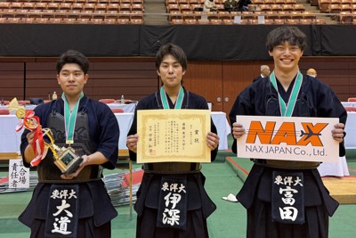 三段以上の部・男子で優勝した東洋大Eの選手＝仙台市太白区のカメイアリーナ仙台で2024年12月15日、高橋将平撮影