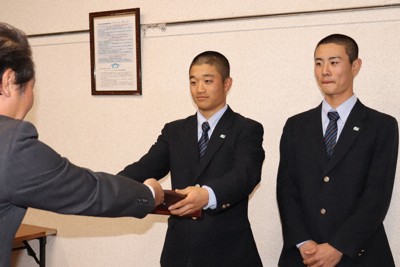 横浜清陵に表彰盾 センバツ21世紀枠 関東・東京代表 ／神奈川 | 毎日新聞