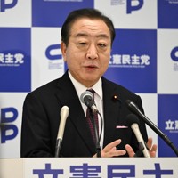 記者会見で質問に答える立憲民主党の野田佳彦代表（右）＝衆院第2議員会館で2024年12月20日、平田明浩撮影