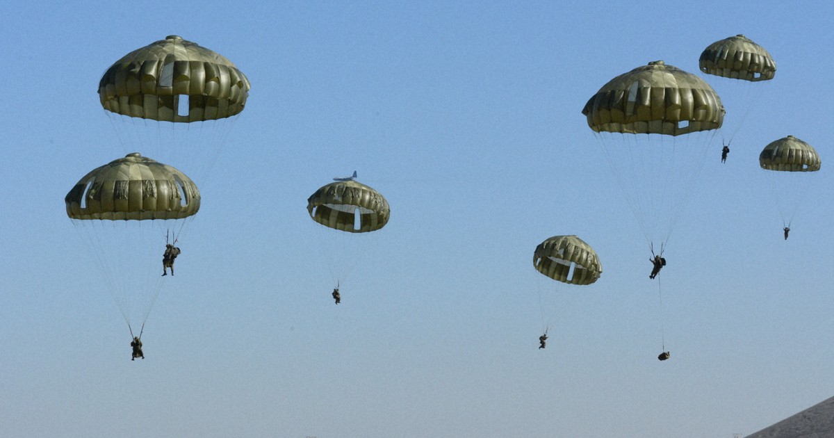 陸上自衛隊の新春恒例パラシュート訓練 過去最多の12カ国参加へ | 毎日新聞