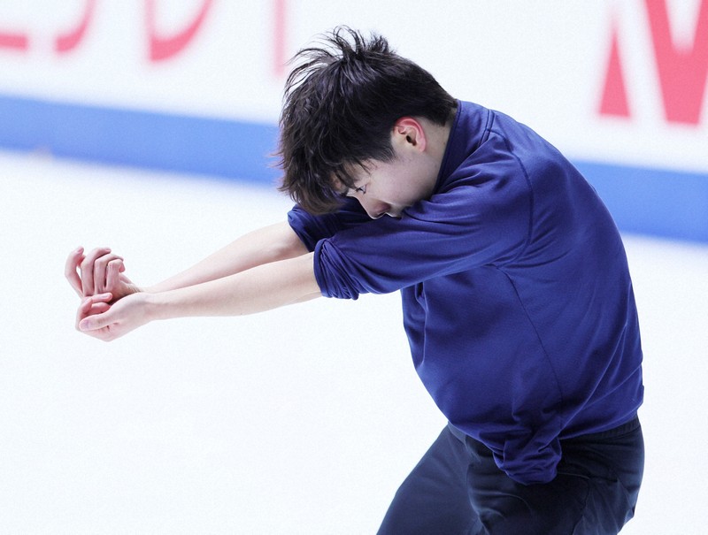 男子SP前練習 鍵山、佐藤らが最終調整 フィギュア全日本選手権 | 毎日新聞
