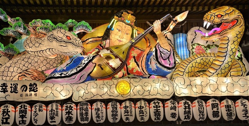 幸運の蛇」 寒川神社「迎春ねぶた」点灯始まる ／神奈川 | 毎日新聞