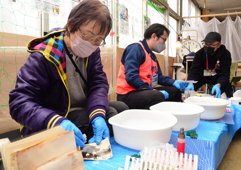 能登豪雨3カ月、今なお316人避難 輪島では写真洗浄会開催 | 毎日新聞