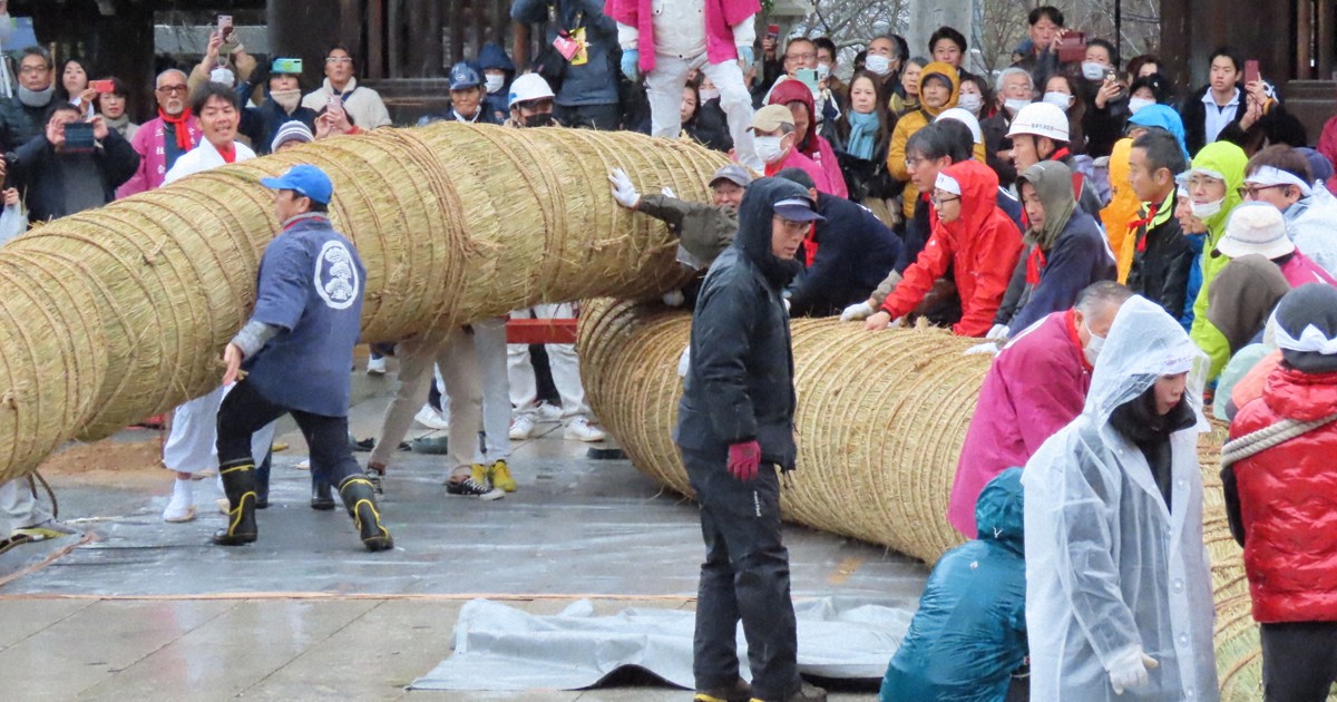 重さ3トン 50人がかりで大しめ縄掛け替え 福岡・宮地嶽神社 | 毎日新聞
