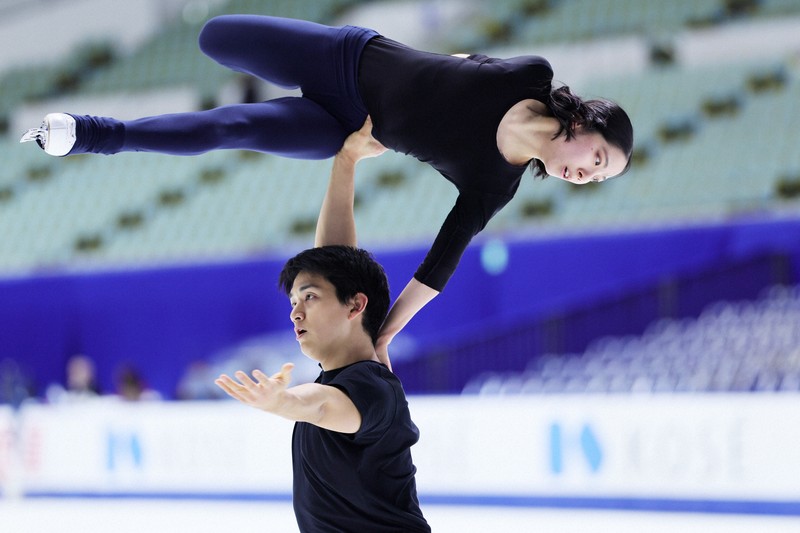 全日本フィギュア りくりゅうが最終調整 ペアSP前公式練習 | 毎日新聞