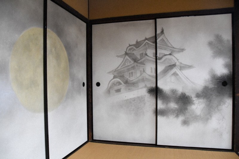 入交家住宅に襖絵寄贈 絵事50年、津田さん4作品 「伊賀上野城」「牡丹