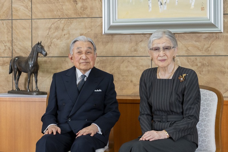 上皇さまが91歳の誕生日 戦時下の記憶や平和への思いを話題に | 毎日新聞