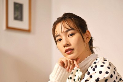 劇中に登場する「山の上ホテル」の一室で＝前田梨里子撮影