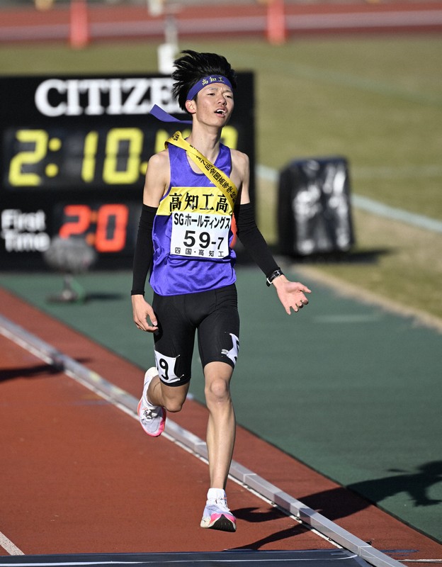 全国高校駅伝 男子全チームのフィニッシュ [写真特集1/56] | 毎日新聞