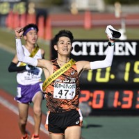 全国高校駅伝 男子全チームのフィニッシュ [写真特集1/56] | 毎日新聞
