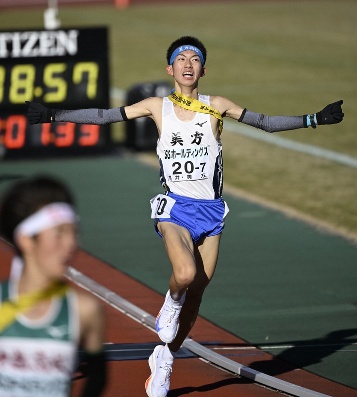 全国高校駅伝 男子全チームのフィニッシュ [写真特集1/56] | 毎日新聞