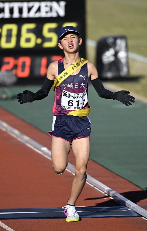 全国高校駅伝 男子全チームのフィニッシュ [写真特集1/56] | 毎日新聞