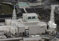 再稼働の準備を進める中国電力の島根原発2号機＝島根県松江市で2024年11月19日、本社ヘリから