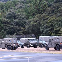 旧宇川中のグラウンドに駐車した自衛隊の車両＝京丹後市丹後町で2024年10月23日午後4時40分、塩田敏夫撮影