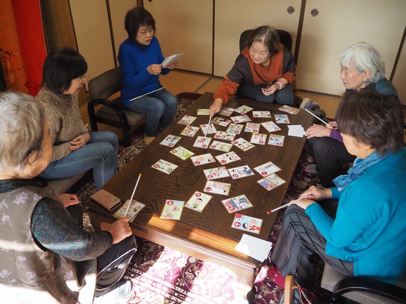 学生が高齢者向けのかるた制作 読み札にフレイル予防のヒント | 毎日新聞