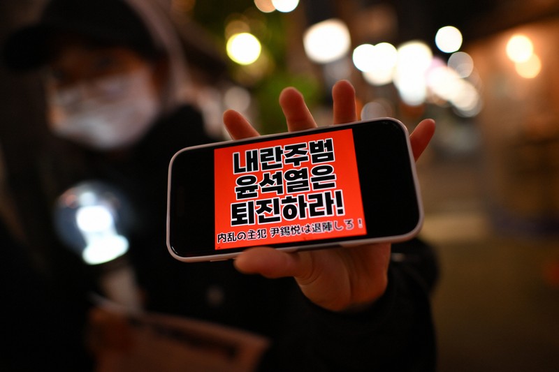 韓国の尹錫悦大統領の退陣を求める女性＝大阪市生野区で2024年12月7日午後5時15分、久保玲撮影