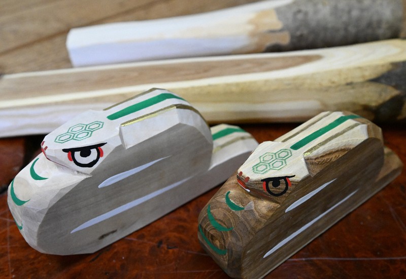 白蛇に好景気への願い託し 「笹野一刀彫」でえとの置物作り 山形 [写真
