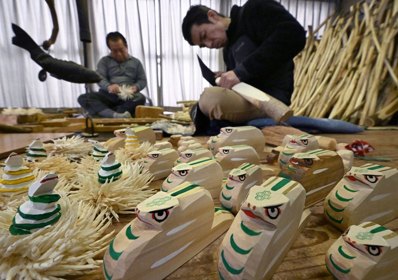 白蛇に好景気への願い託し 「笹野一刀彫」でえとの置物作り 山形 [写真