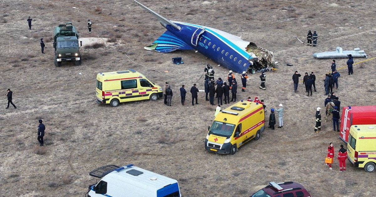 カザフスタンで67人搭乗の旅客機墜落 32人生存確認 鳥と衝突か | 毎日新聞