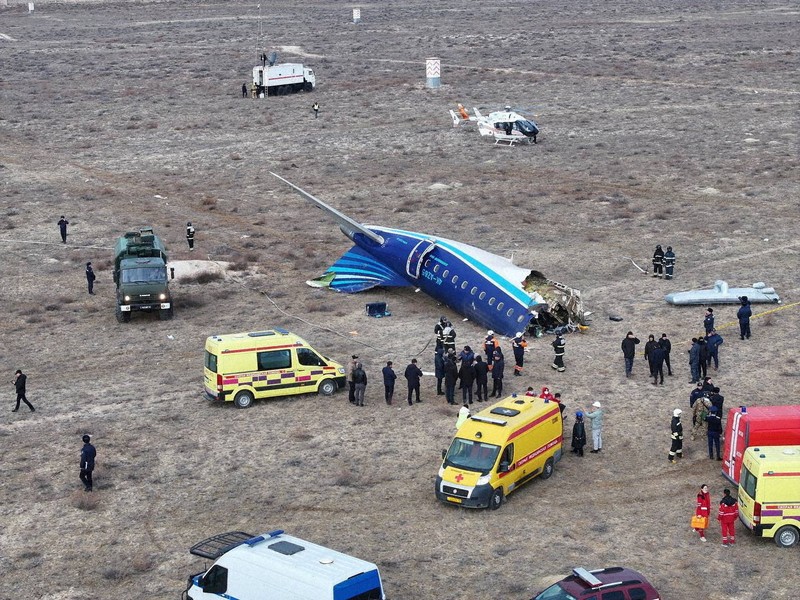 カザフスタンで67人搭乗の旅客機墜落 32人生存確認 鳥と衝突か | 毎日新聞