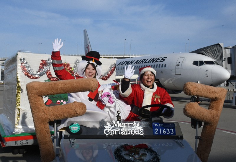 関空でクリスマス サンタ姿でトナカイ車両、搭乗口でハンドベル演奏