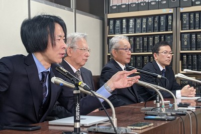 結審後に記者会見する（左から）大川原化工機代理人の高田剛弁護士、大川原正明社長、元取締役の島田順司さん、元顧問の相嶋静夫さんの長男＝東京・霞が関の司法記者クラブで2024年12月25日午前11時51分、遠藤浩二撮影
