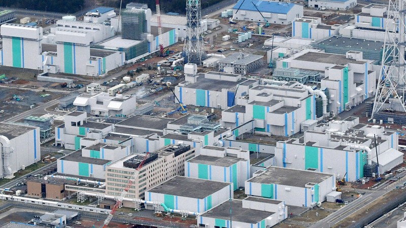 日本原燃が完成を目指す使用済み核燃料の再処理工場。核燃料サイクルは実現するのか＝青森県六ケ所村で2020年4月、本社機「希望」から北山夏帆撮影