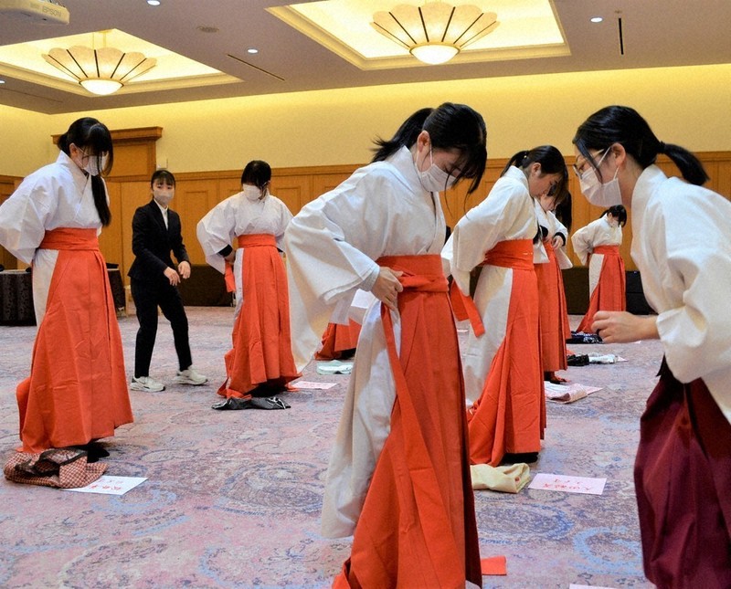 2024歳末点描：初詣客対応、巫女が研修 周南・遠石八幡宮 ／山口